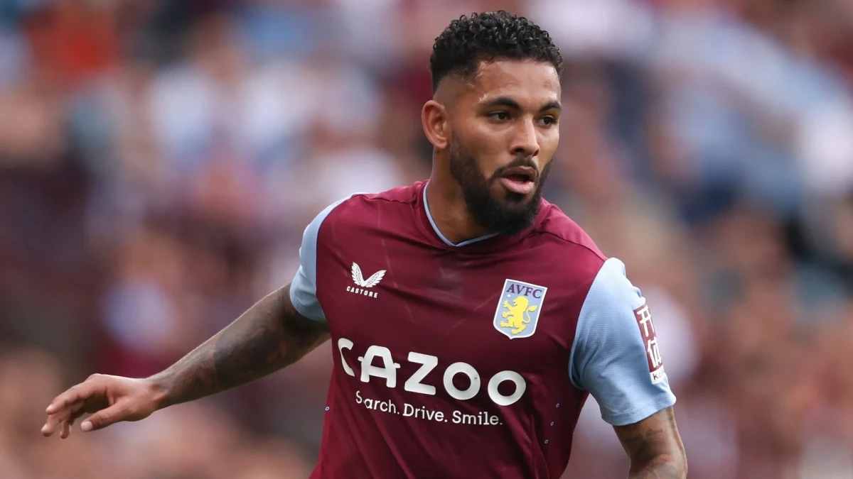 Emi Martinez sends a wordless message to Douglas Luiz following contract extension